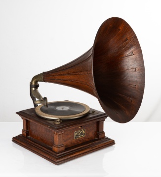 Victor Model D Phonograph with Wooden Spearpoint Horn