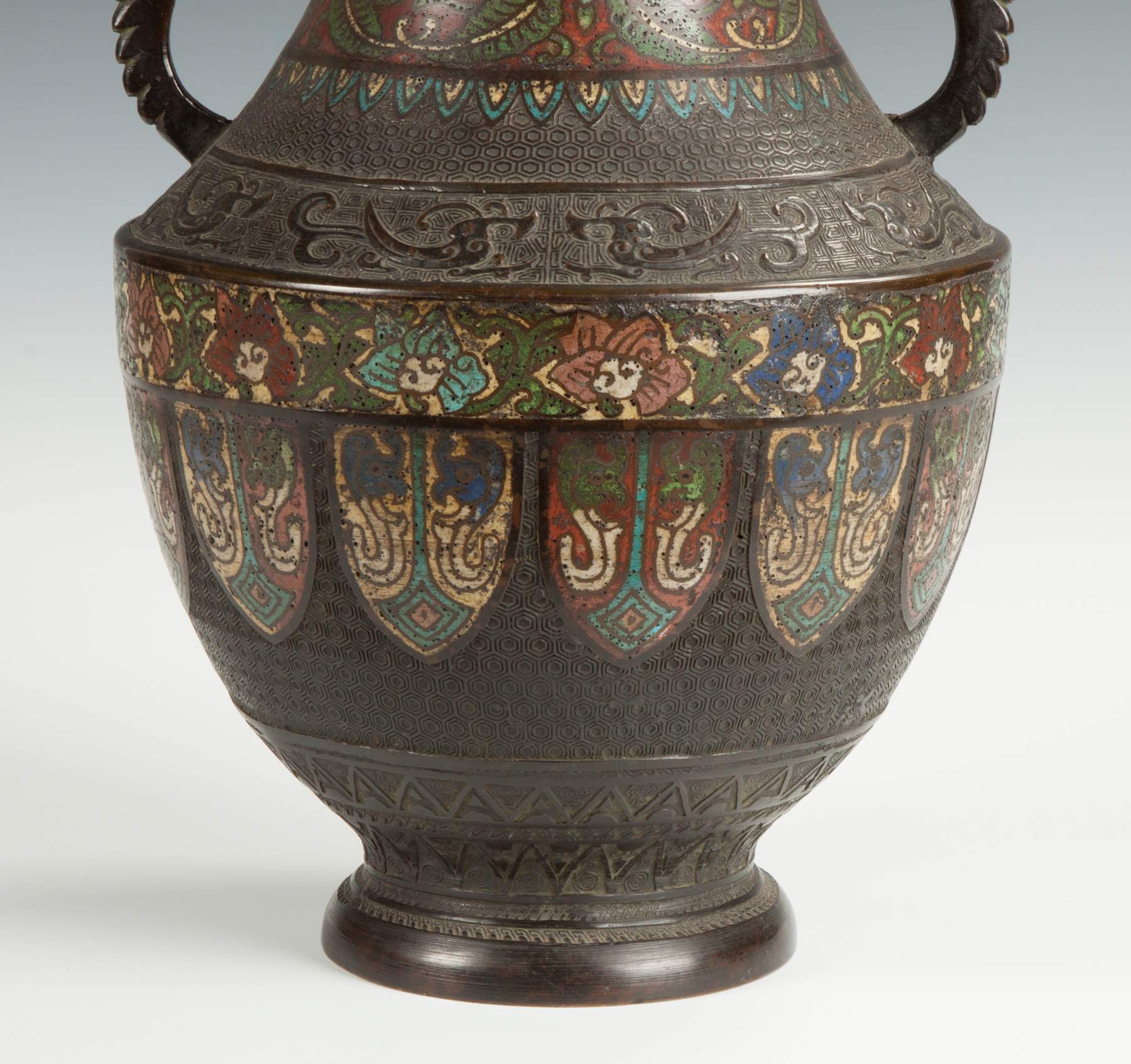Zwei chinesische Vasen aus vergoldeter Bronze mit Cloisonné-Emaille im