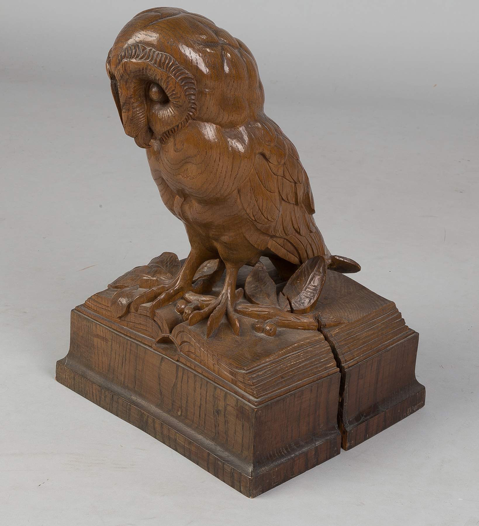 Carved Wood Owl on Book Cottone Auctions