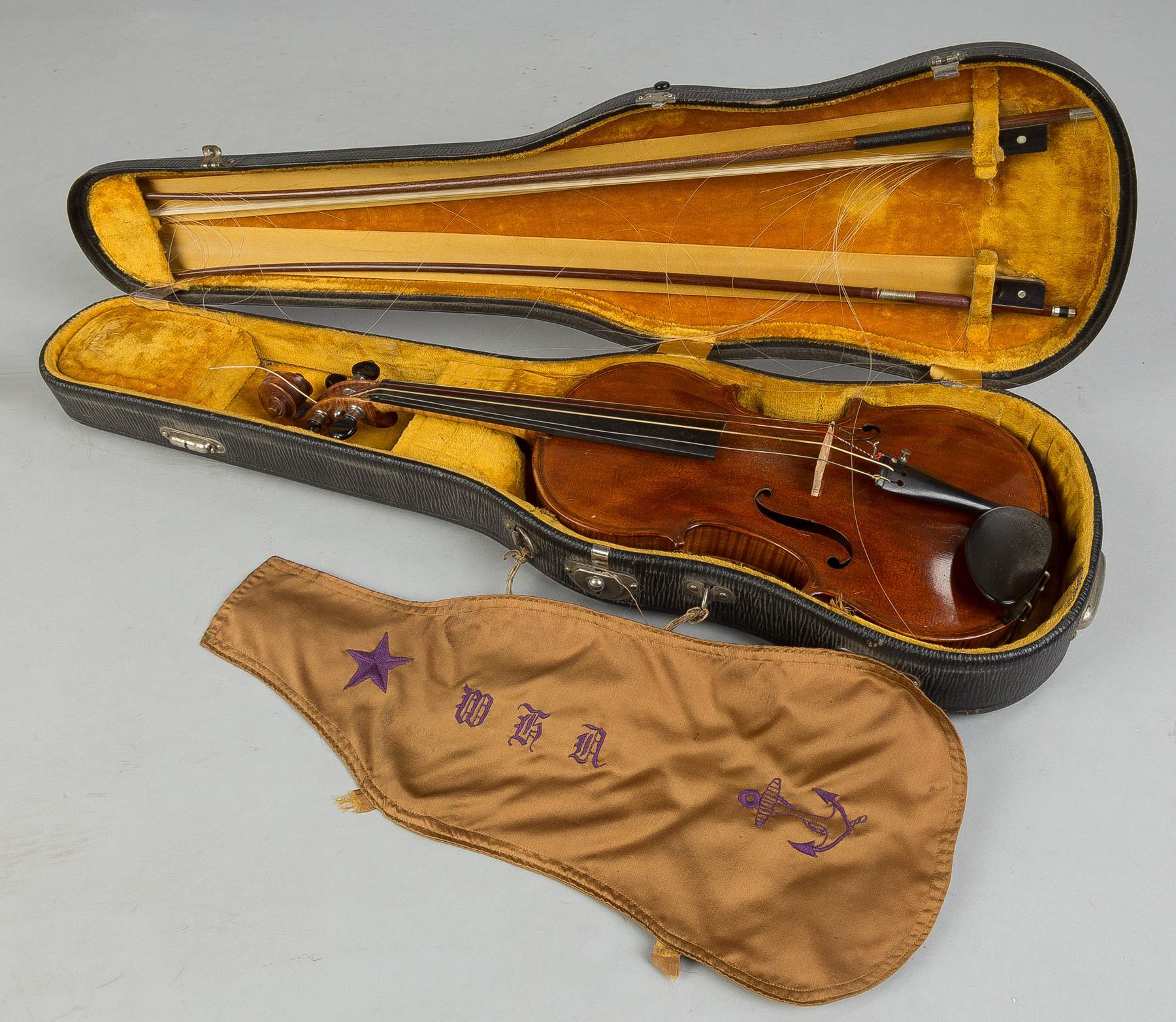 Vintage Violin with Two Bows Cottone Auctions