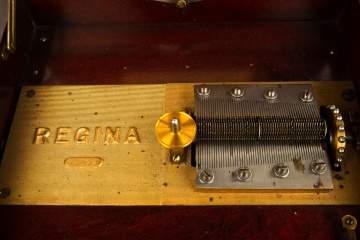 Double Comb Regina Music Box