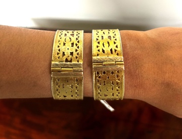 Pair of Ladies Pierced Gold Bangles