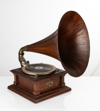 Victor Phonograph V with Wooden Spearpoint Horn