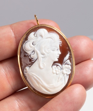 18K Gold Cameo Brooch / Pendant