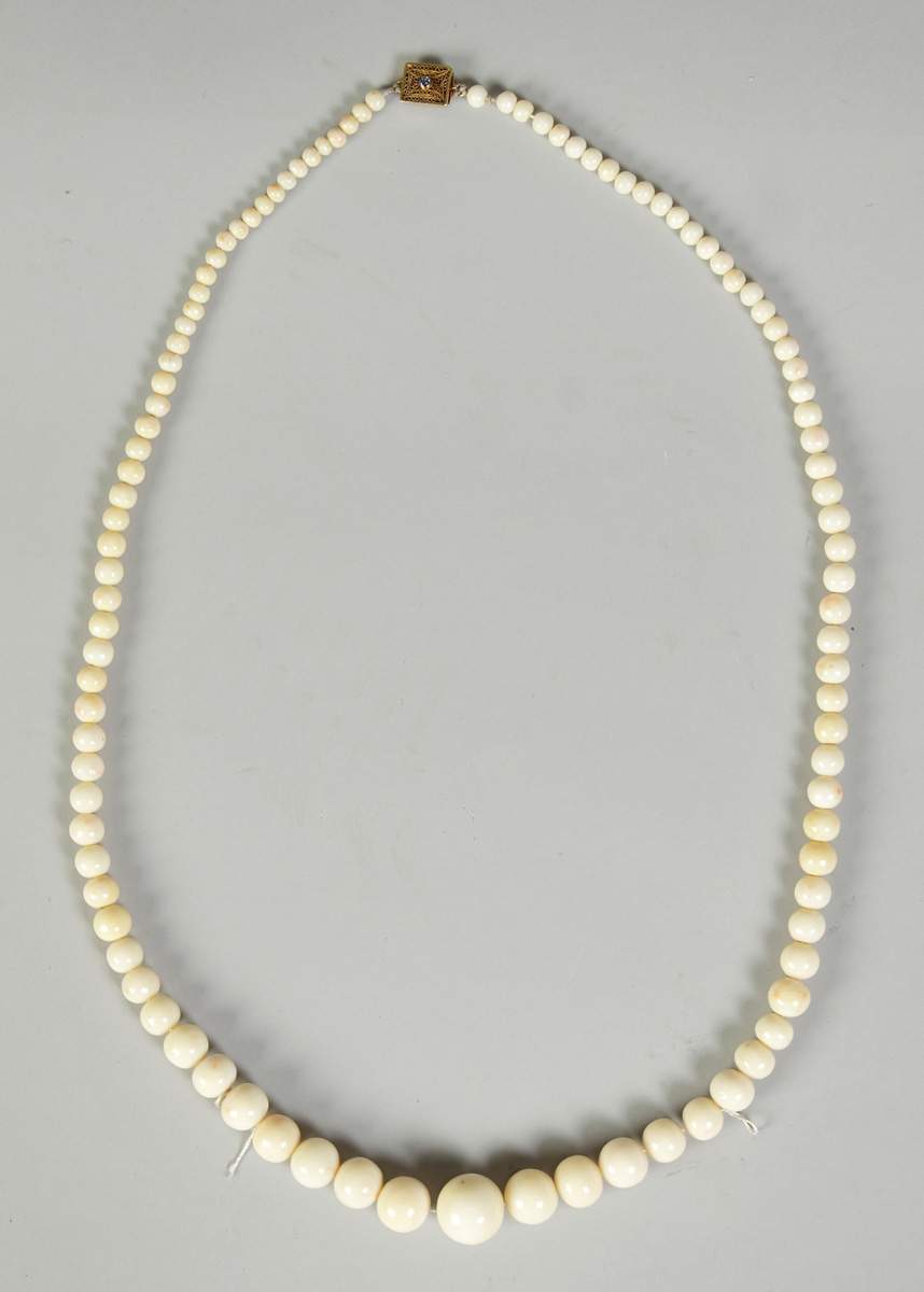 White Jade Graduated Bead Necklace | Cottone Auctions